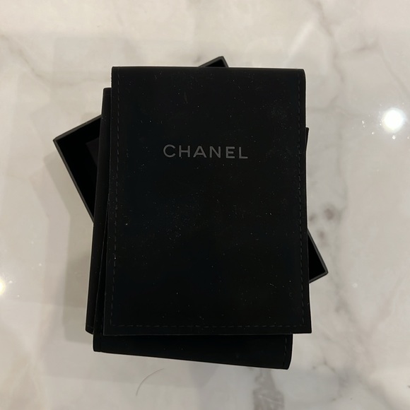 Chanel pearl necklace with black flower pendant. - Picture 6 of 6